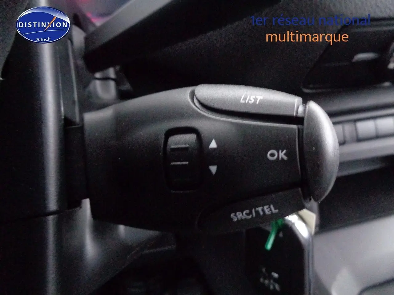 Vue intérieure côté conducteur du Peugeot Expert gris, montrant le tableau de bord et la console centrale avec boîte manuelle.