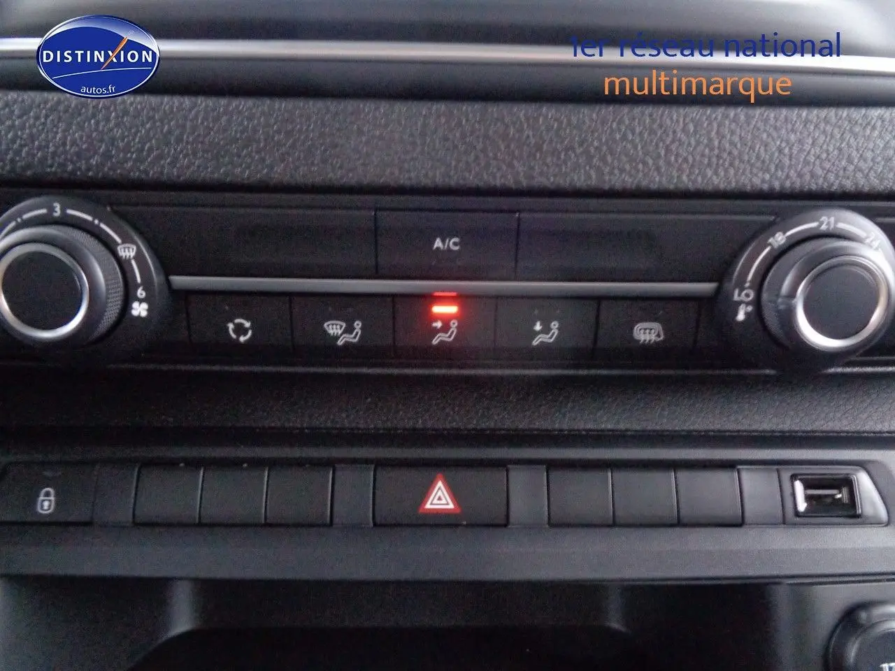 Gros plan sur la commande de régulateur de vitesse du Peugeot Expert Cabine Approfondie gris Artense métal 2023.