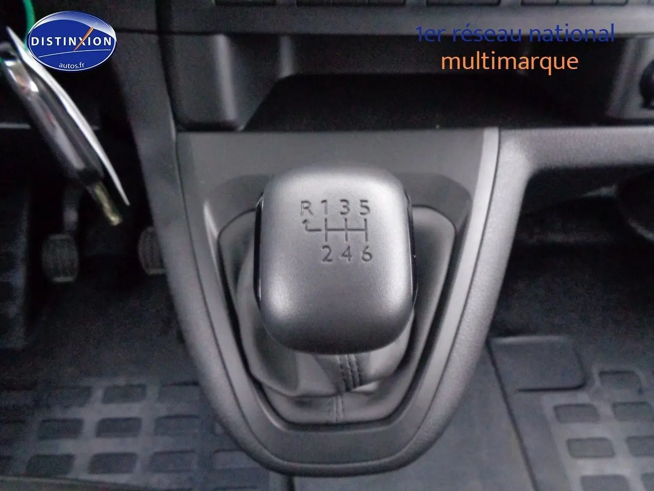 Vue intérieure centrée sur le volant Peugeot d'un Expert Cabine Approfondie gris, avec tableau de bord et levier de vitesses manuelle visible.