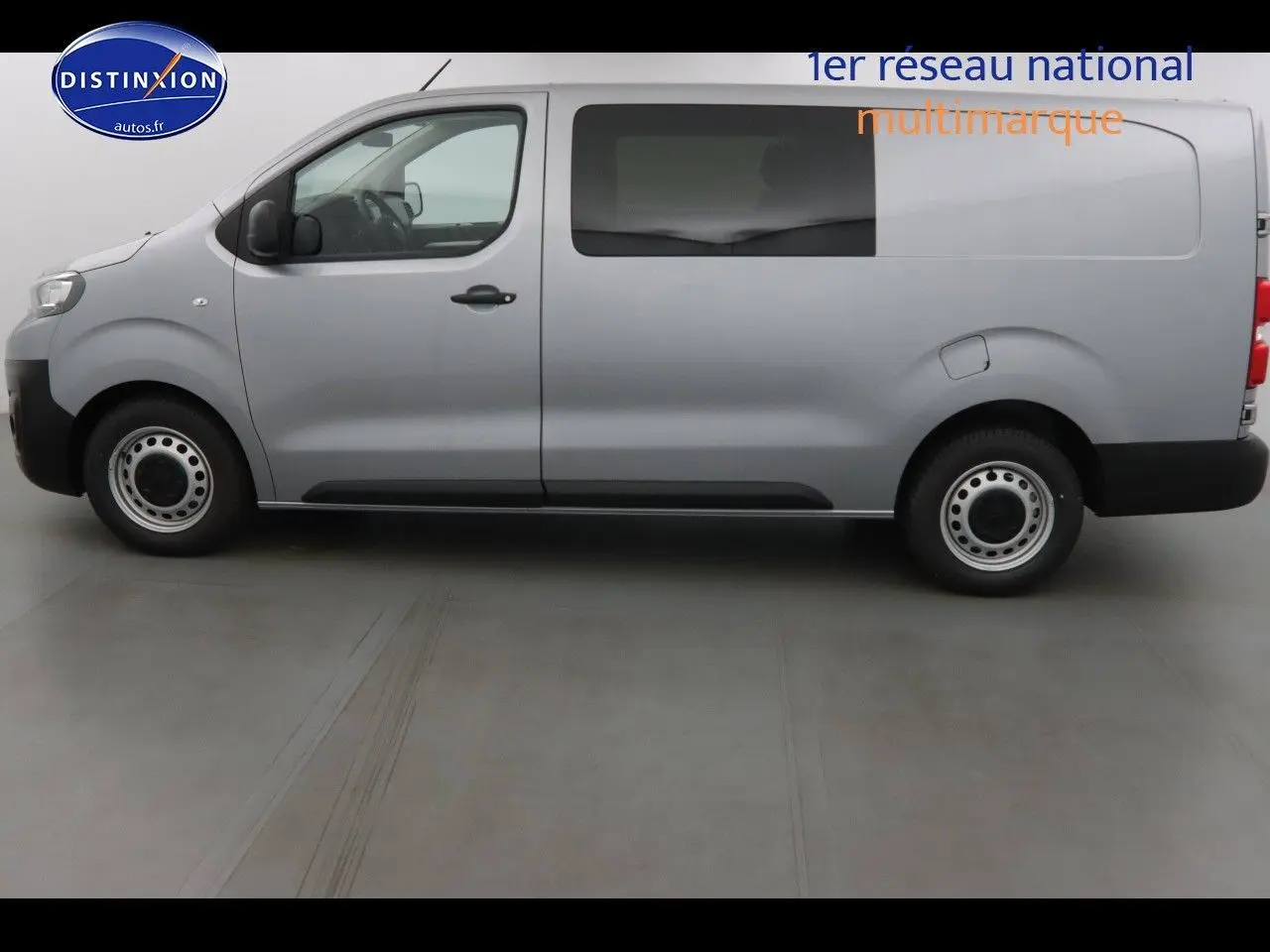 Vue 3/4 arrière droite d'un Peugeot Expert gris Artense métal, fourgon utilitaire avec portes arrière battantes.