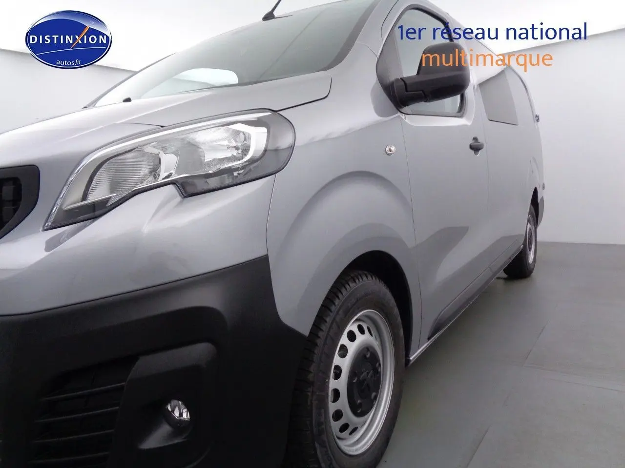 Vue latérale droite d'un Peugeot Expert Cabine Approfondie gris Artense métal avec vitre teintée arrière.