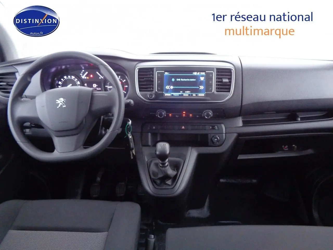 Le levier de vitesses manuel du Peugeot Expert Cabine Approfondie gris Artense, vue rapprochée de la console centrale.