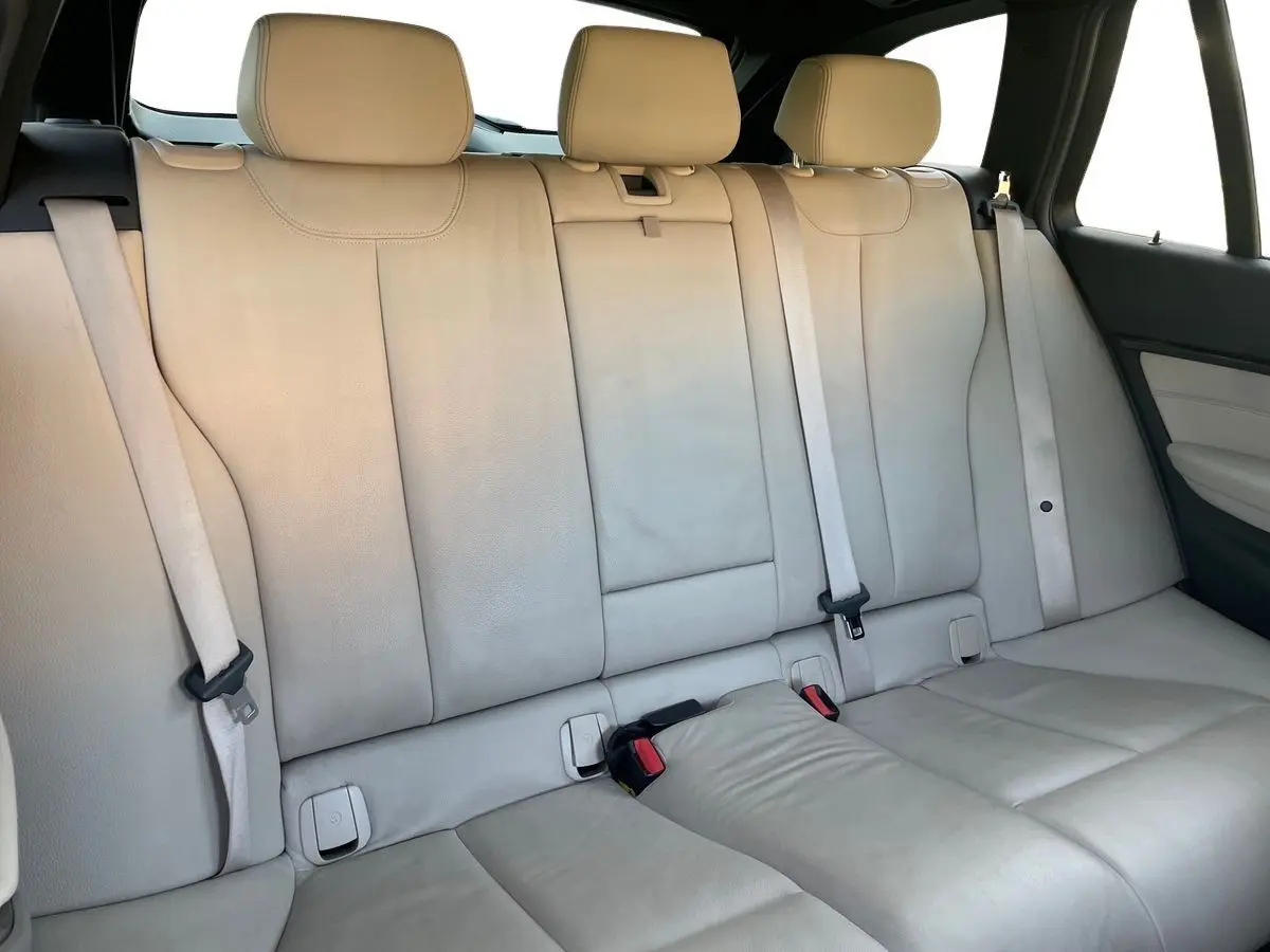 Banquette arrière en cuir beige de la BMW Série 3 Touring F31 330DA XDrive M Sport, vue intérieure côté droit.