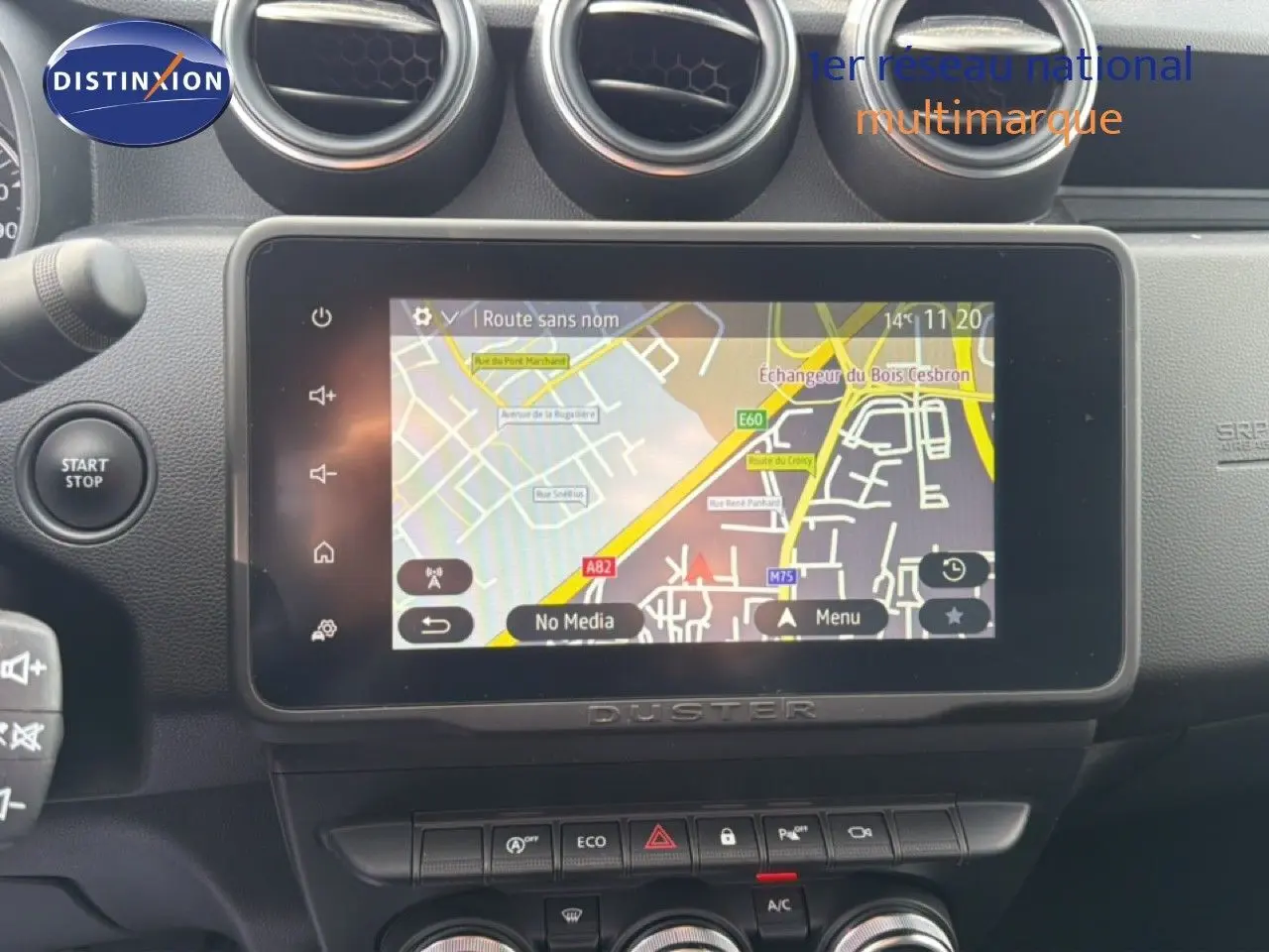 Vue rapprochée de l’écran tactile central du Dacia Duster 2022 avec navigation affichée et commandes en dessous.