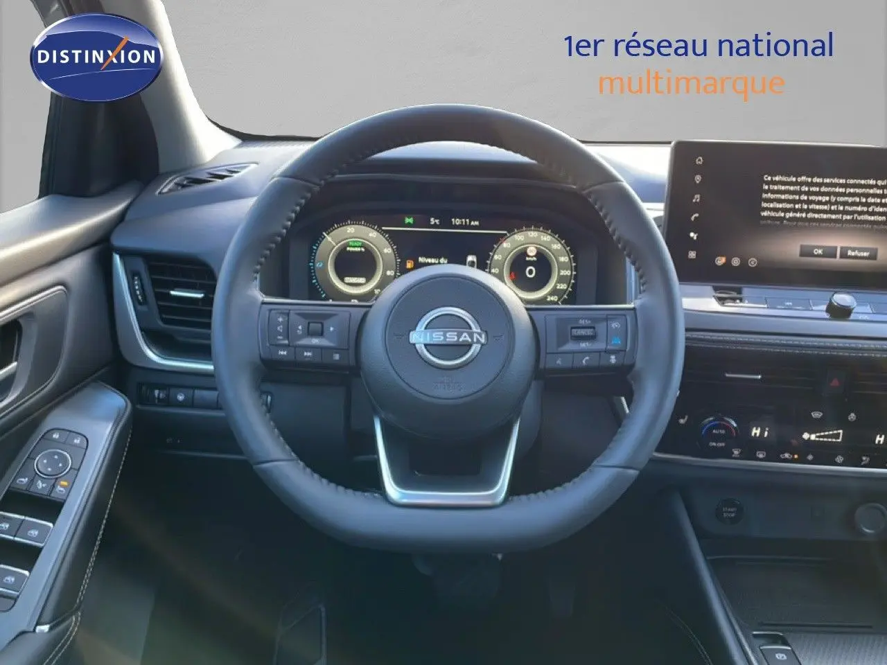 Vue intérieure centrée sur le volant noir du Nissan Qashqai 2025 avec tableau de bord numérique et écran tactile.