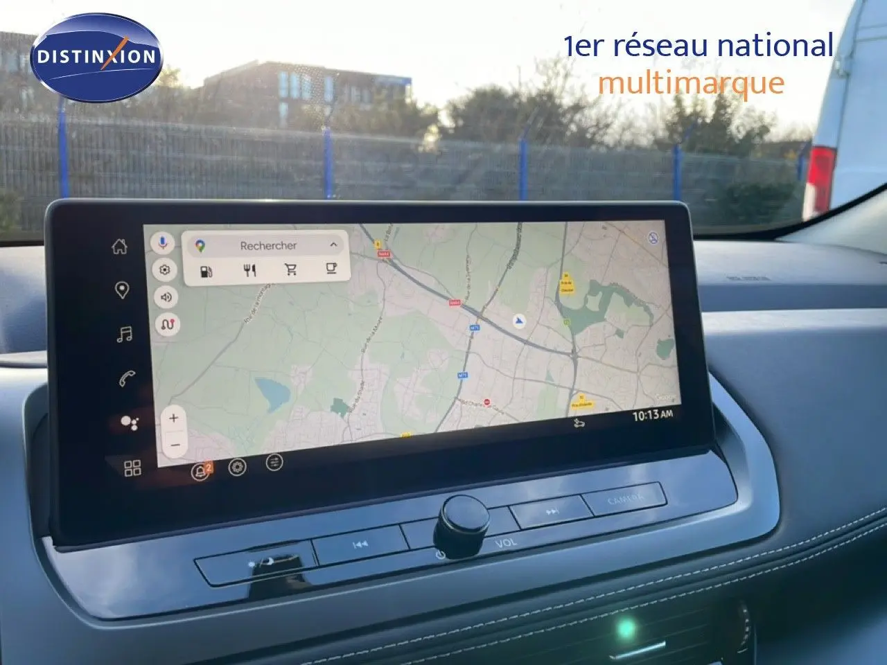 Écran tactile central affichant une carte de navigation dans l’habitacle gris du Nissan Qashqai 1.5 E-POWER 2025.