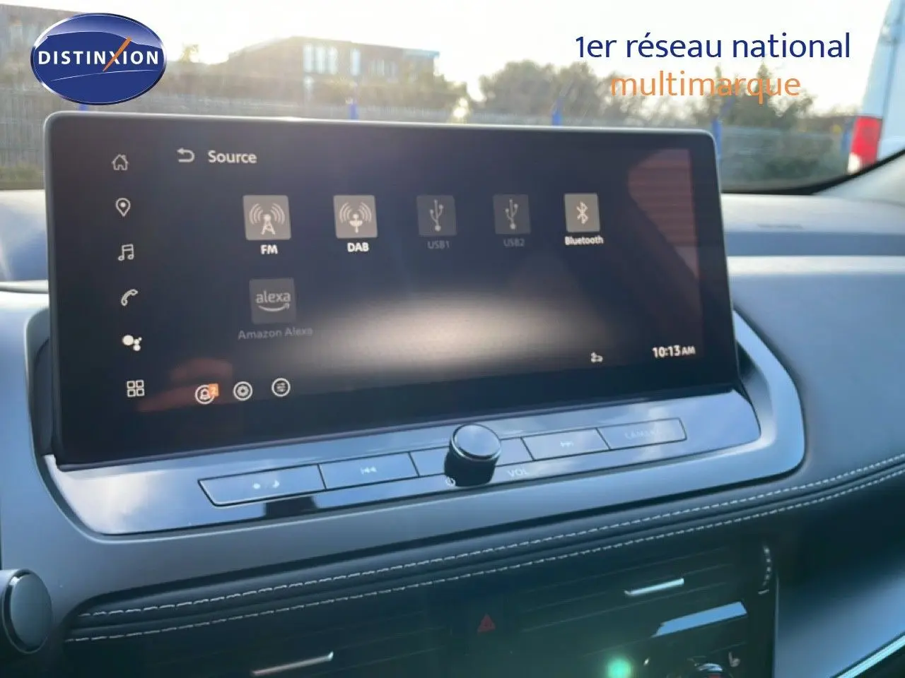 Écran tactile central du Nissan Qashqai 2025, affichant les sources audio, dans un intérieur gris clair.