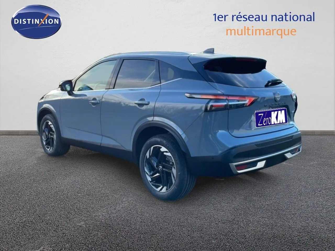 Vue 3/4 arrière droite du Nissan Qashqai 2025 gris argile métal avec jantes noires et feux LED fins.