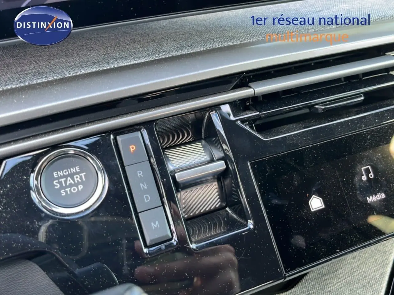 Détail de la console centrale du Peugeot 5008 gris Artense, montrant le bouton start/stop et la commande de boîte automatique.