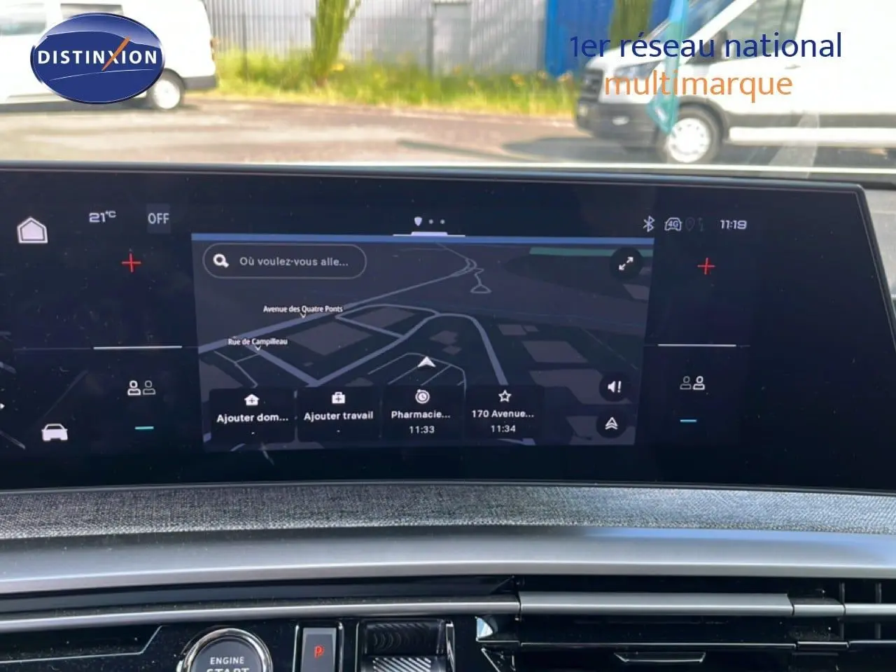 Vue rapprochée de l'écran tactile central du Peugeot 5008 gris Artense 2025 affichant la navigation GPS.