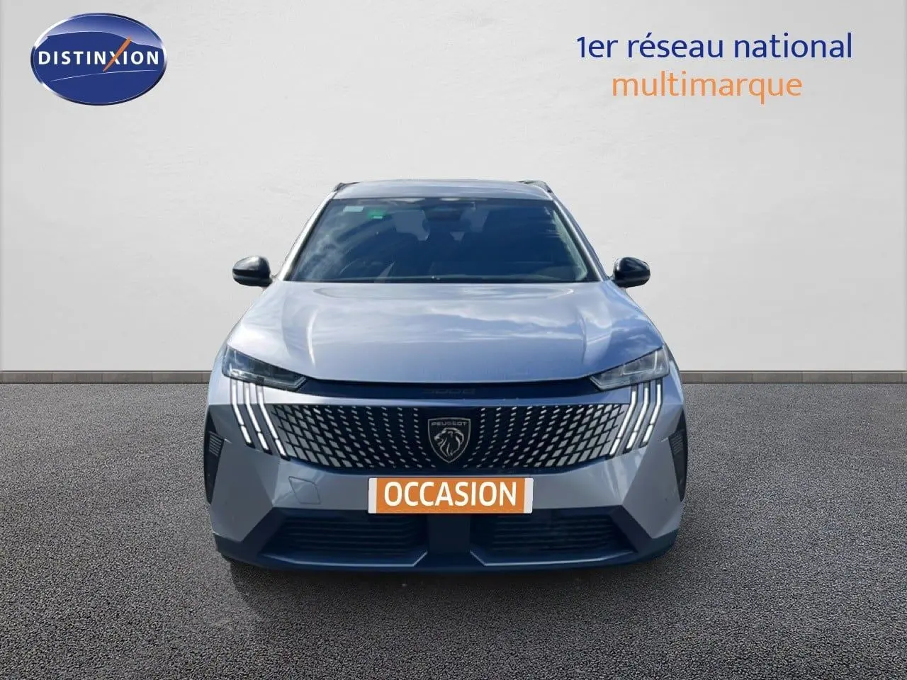 Vue avant d’un Peugeot 5008 gris Artense métal avec calandre distinctive et feux LED en forme de griffes.