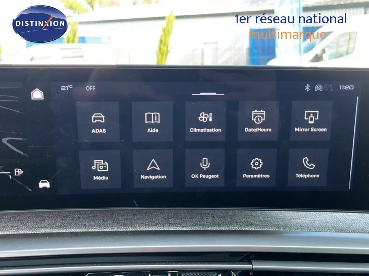 Écran tactile central du tableau de bord du Peugeot 5008 gris Artense, affichant les options de climatisation et navigation.