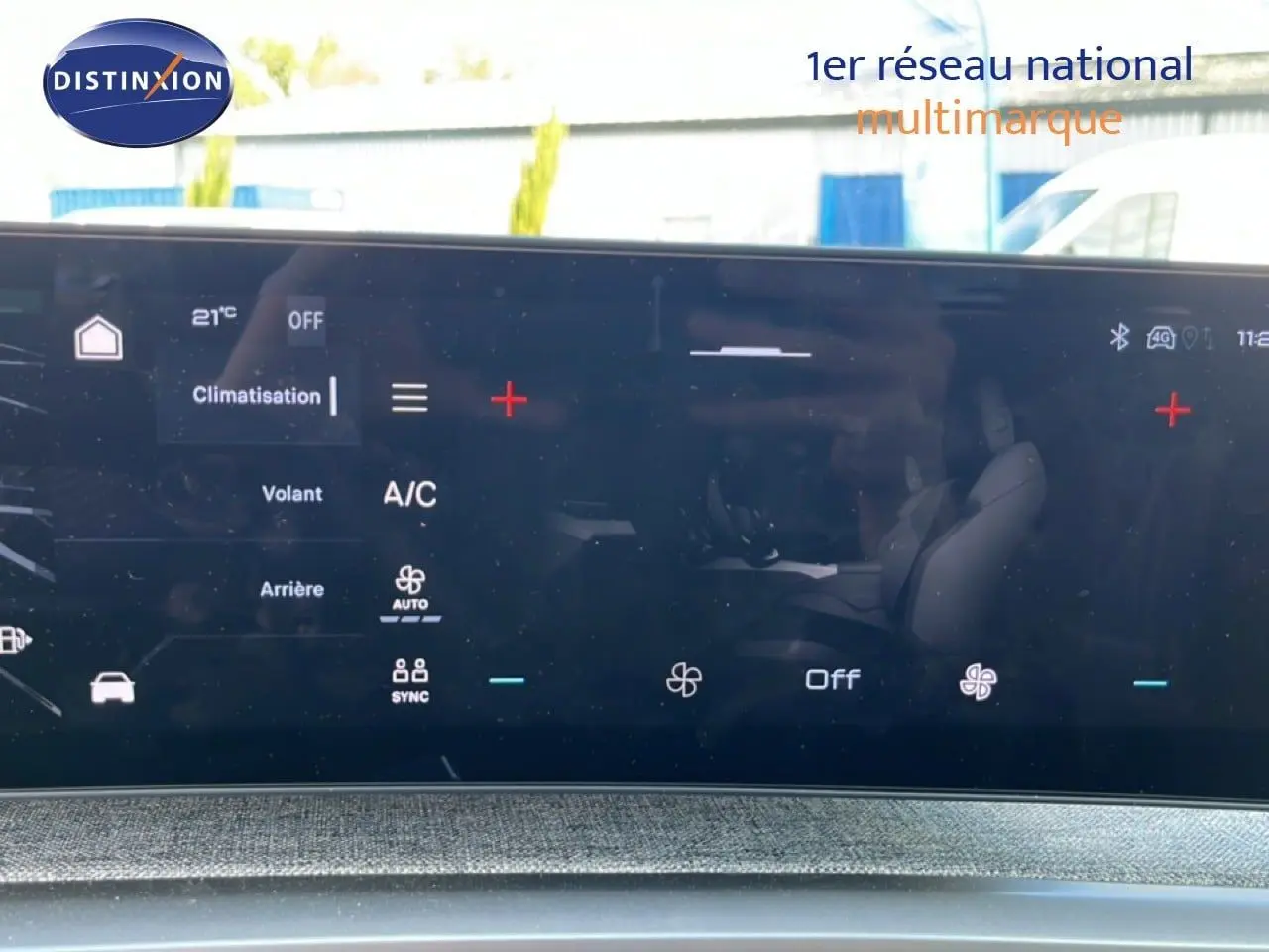 Écran tactile du tableau de bord du Peugeot 5008 gris Artense, affichant les réglages de climatisation intérieure.
