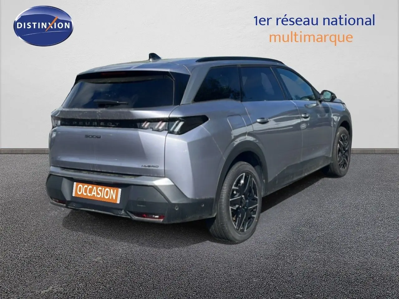 Vue 3/4 arrière droite d’un Peugeot 5008 gris Artense métal avec jantes noires et vitres teintées.