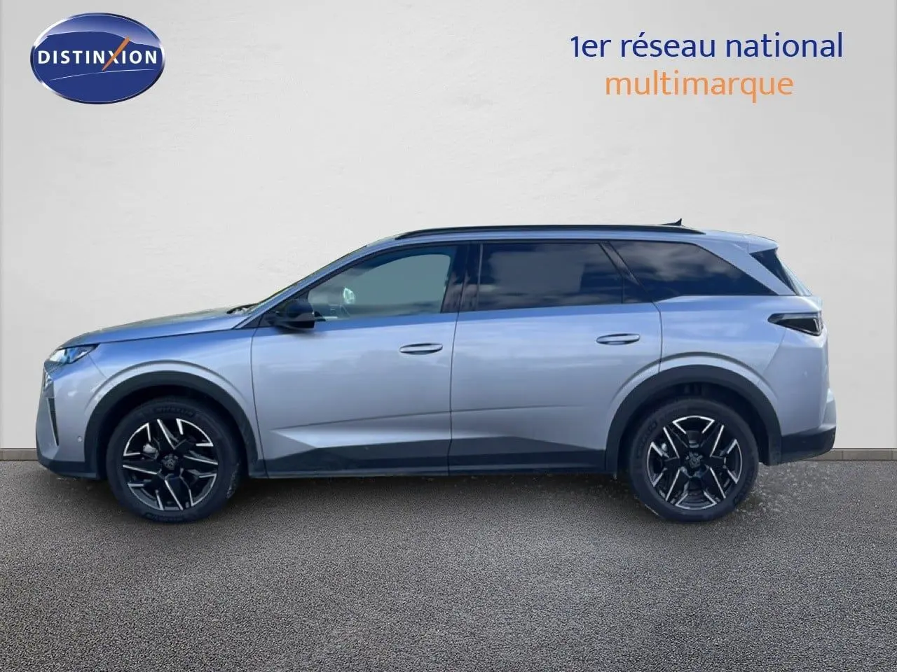 Profil droit du Peugeot 5008 gris Artense métal 2025 avec jantes noires et toit noir contrasté.