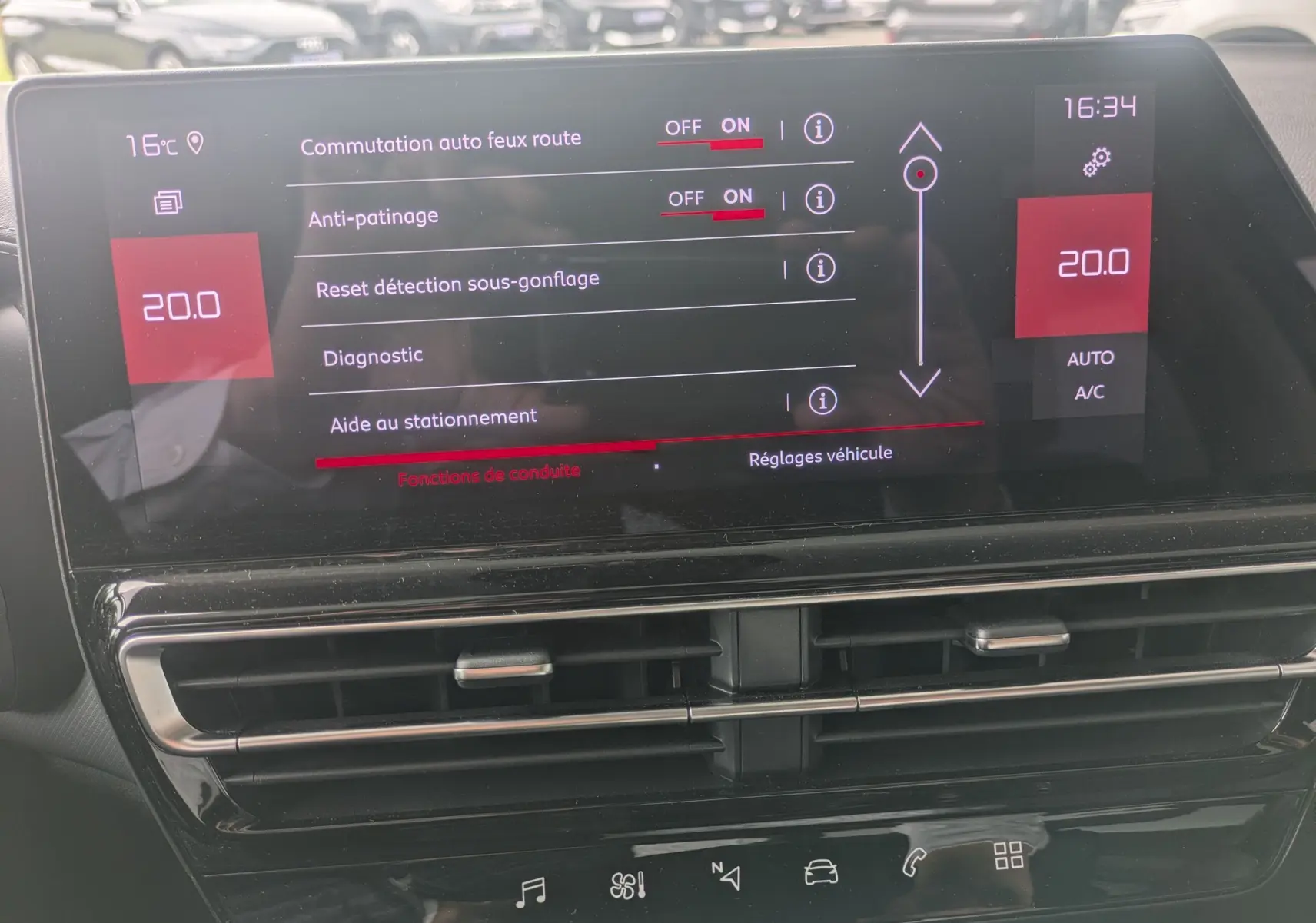 Écran tactile central du Citroën C5 Aircross hybride 2025 affichant les réglages d’aide à la conduite et la climatisation.