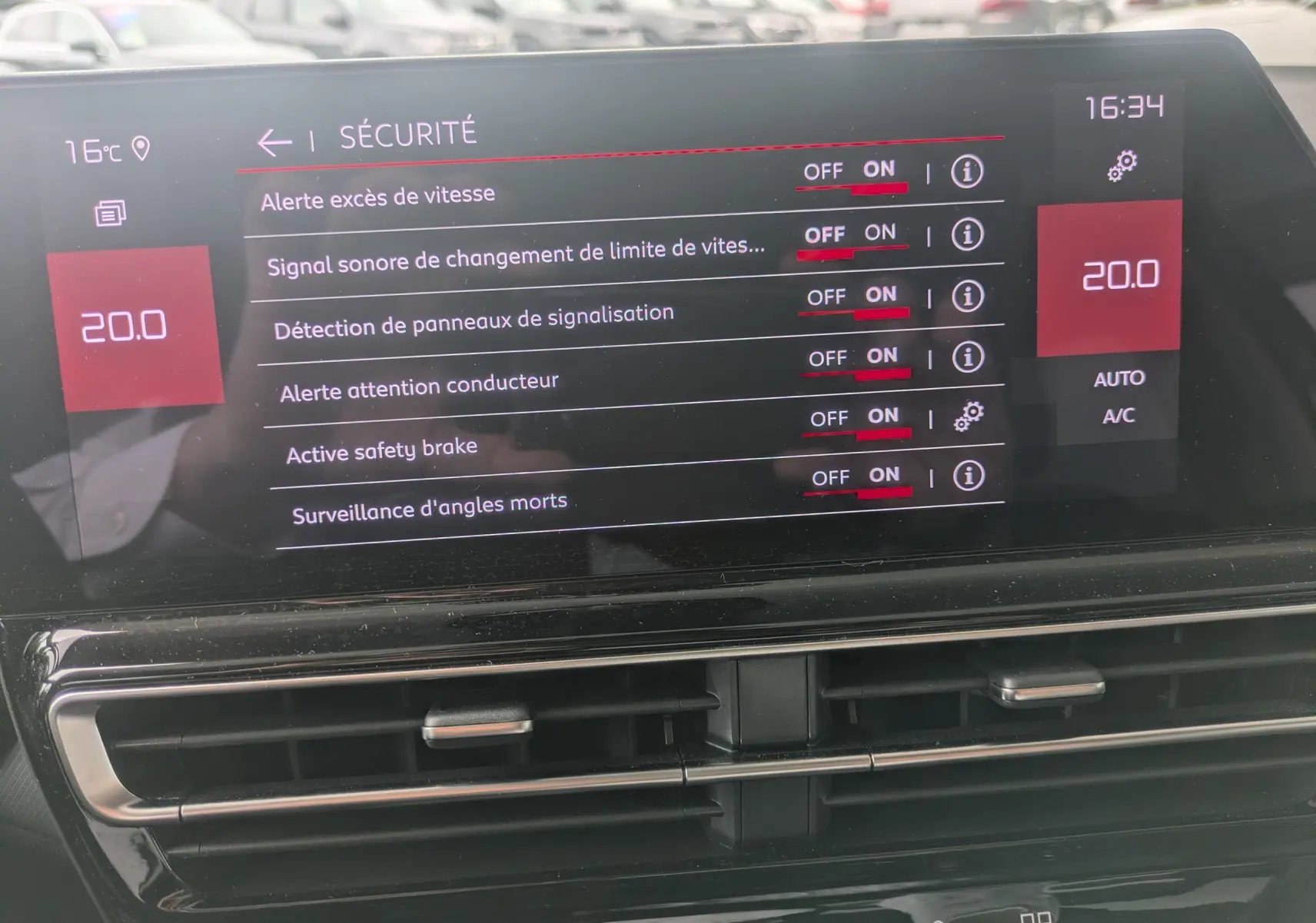 Écran tactile intérieur du Citroën C5 Aircross 2025 affichant les réglages de sécurité et la climatisation à 20°C.