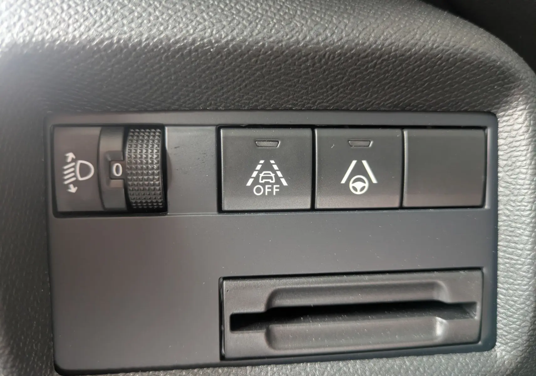 Gros plan sur les commandes d'aide à la conduite du tableau de bord du Citroën C5 Aircross hybride 2025.