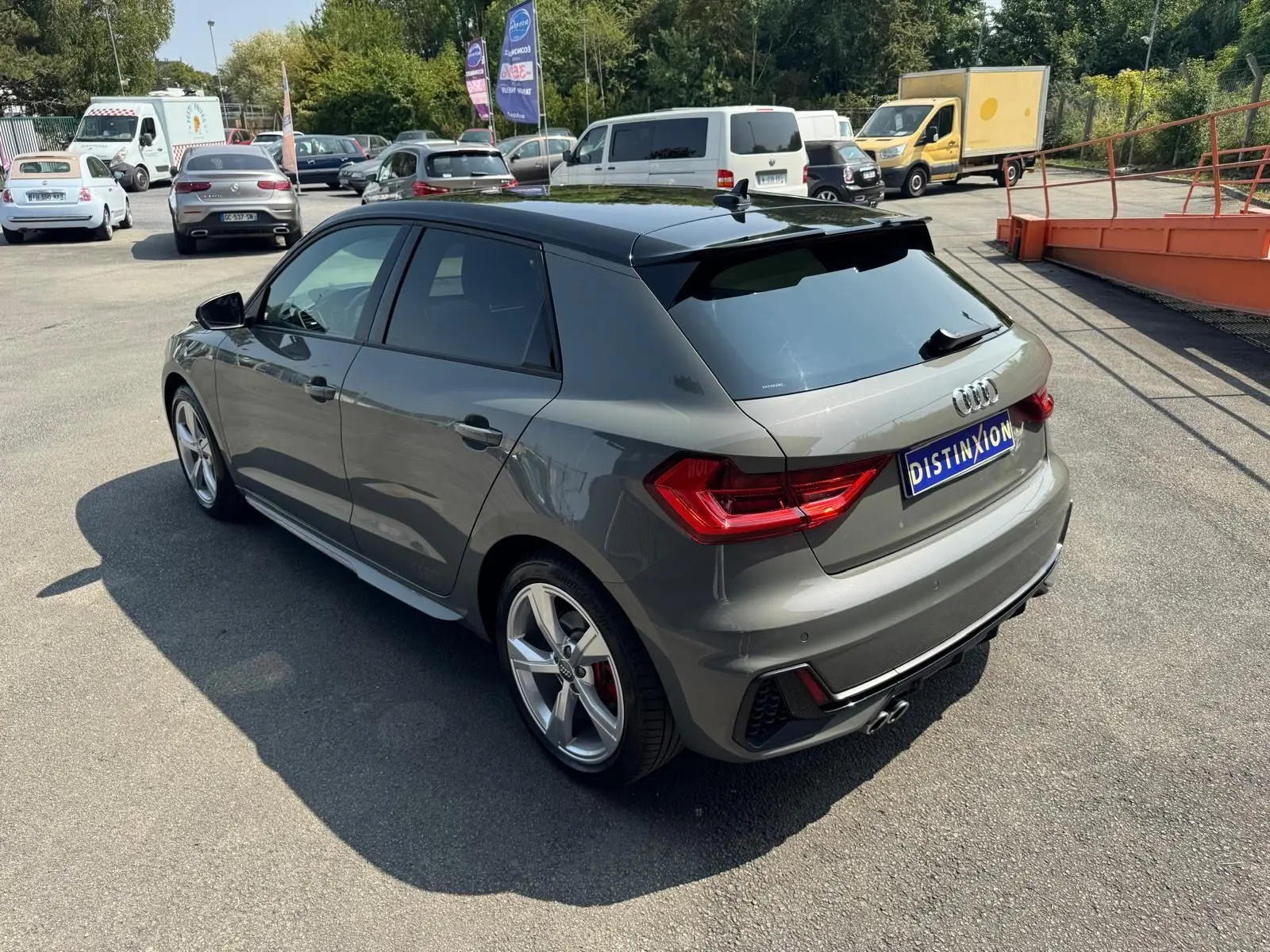 Audi A1 Sportback gris vue 3/4 arrière droit, avec jantes alliage et feux arrière LED distinctifs.
