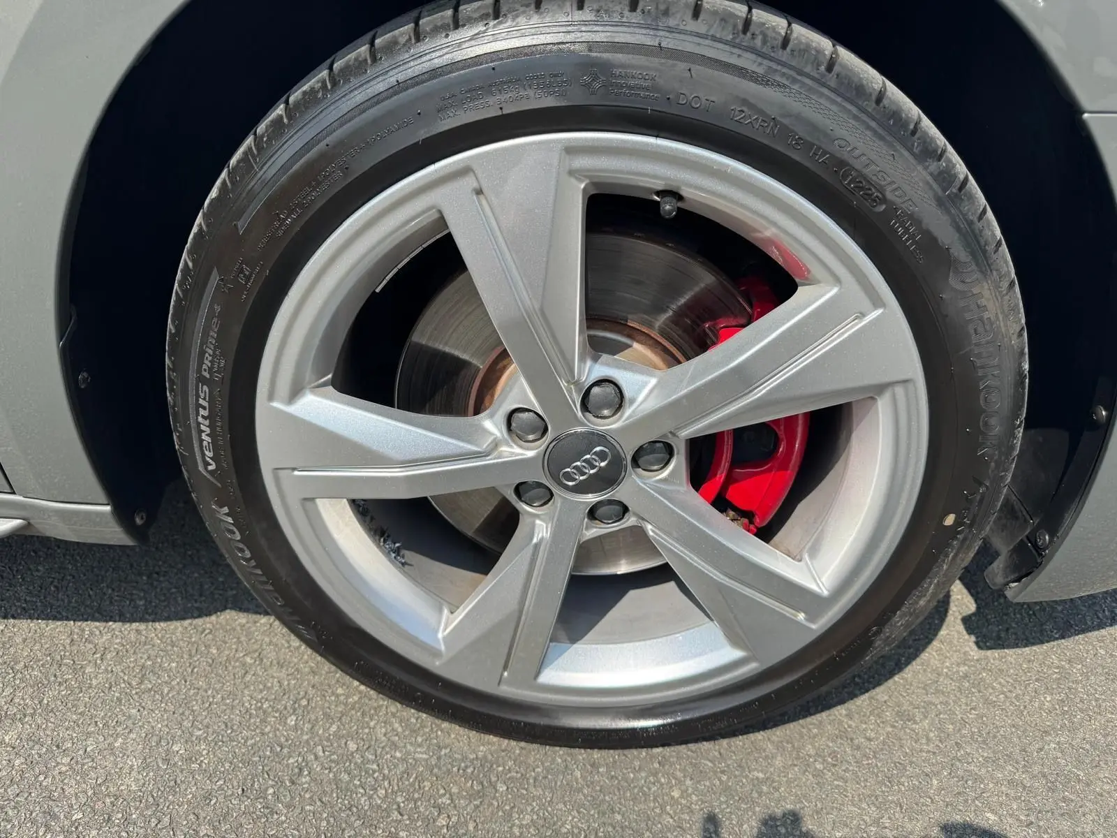 Gros plan sur la jante grise à cinq branches de l'Audi A1 Sportback 2019, avec étrier de frein rouge visible.