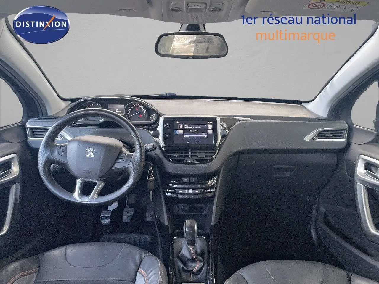 Intérieur noir cuir de la Peugeot 2008 2019, vue frontale du tableau de bord avec volant et écran tactile central.