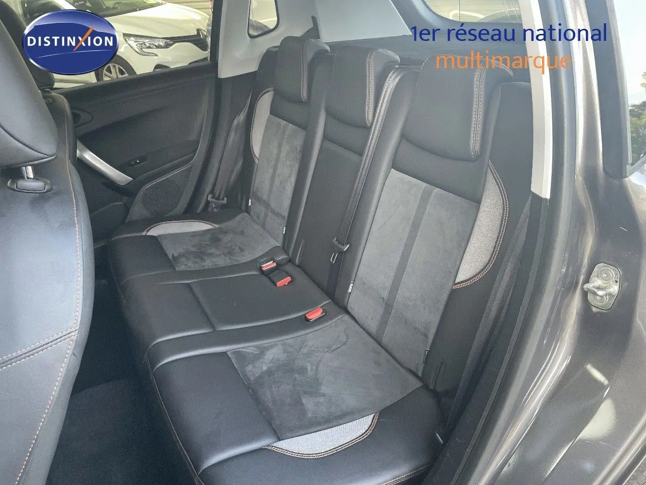 Vue intérieure côté droit des sièges arrière en cuir noir et alcantara gris d'un Peugeot 2008 gris platinium 2019.