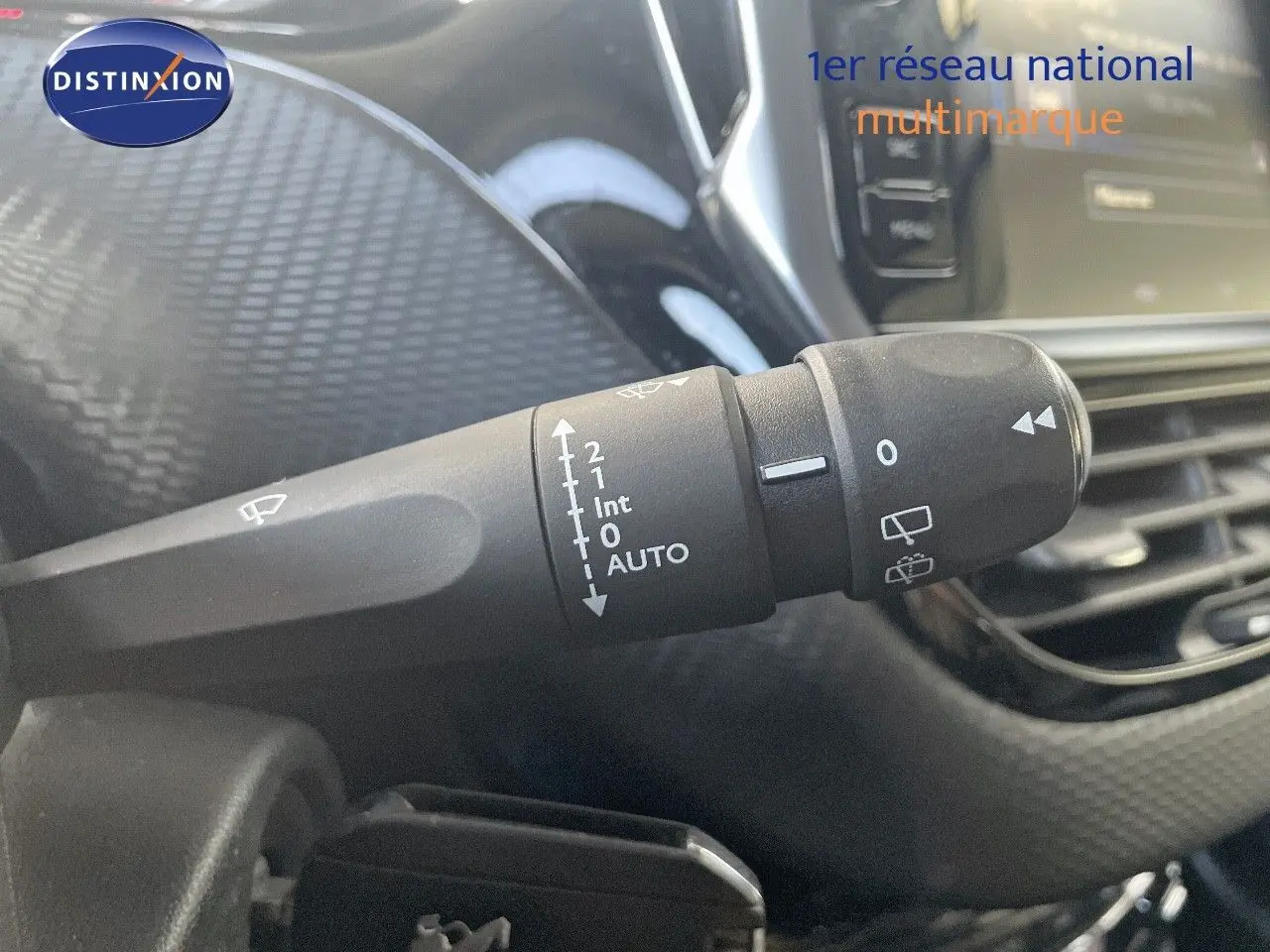 Gros plan sur la commande des essuie-glaces dans l’habitacle d’un Peugeot 2008 gris platinium de 2019.