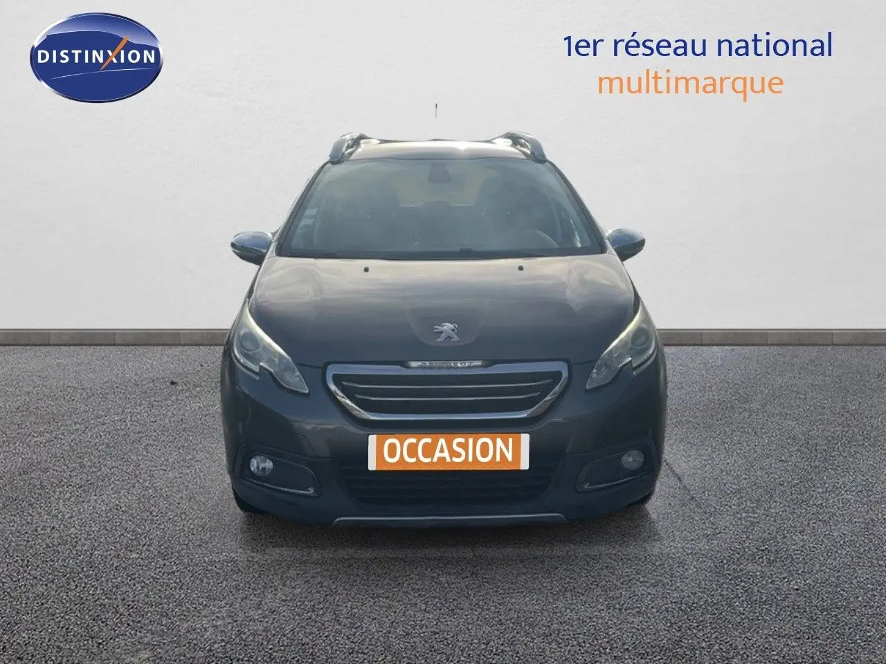 Vue frontale d'un Peugeot 2008 gris platinium métallisé avec plaque "OCCASION" sur fond neutre.