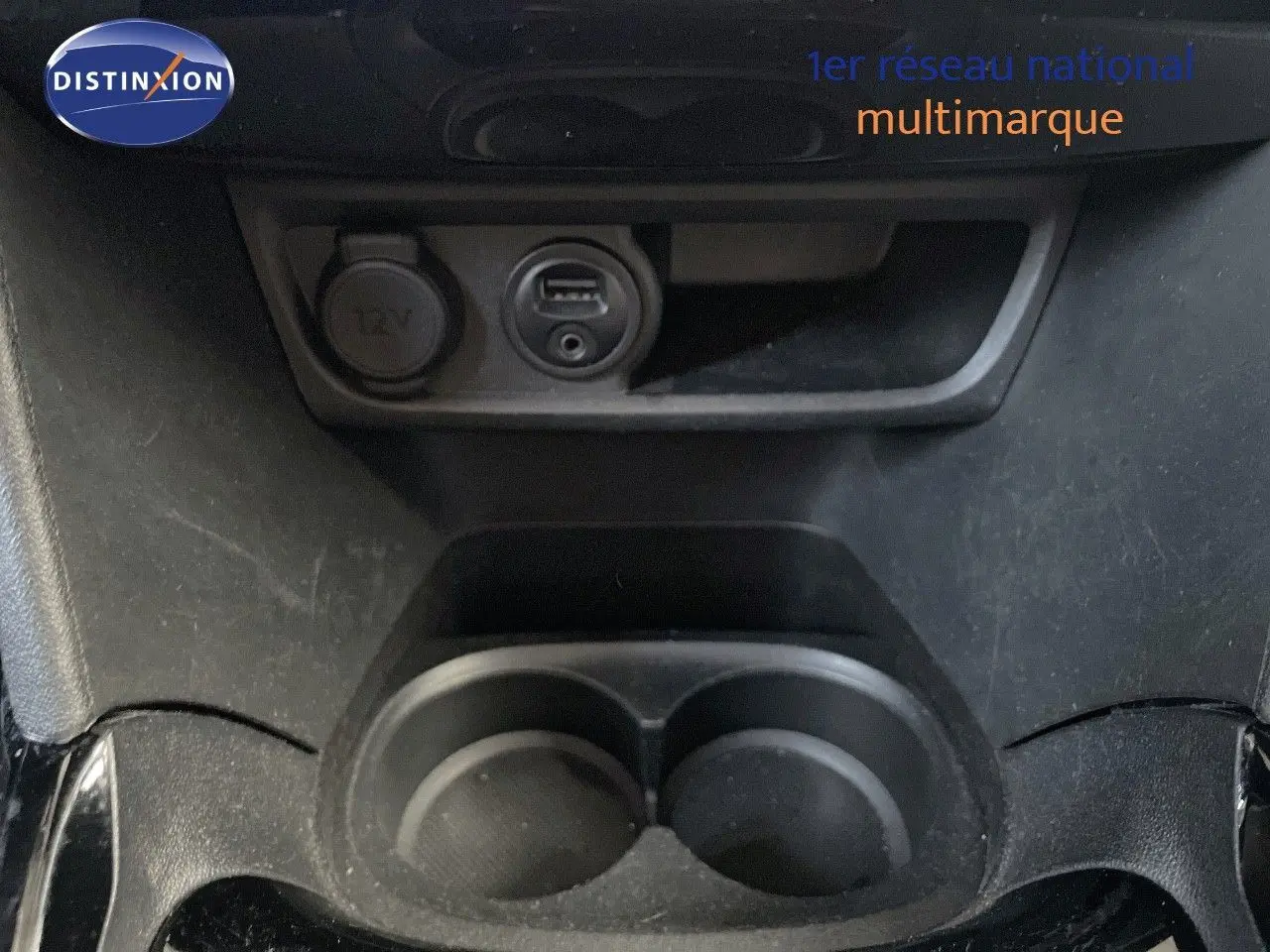 Prise 12V et port USB au centre console d'une Peugeot 2008 2019, finition Crossway, intérieur noir.