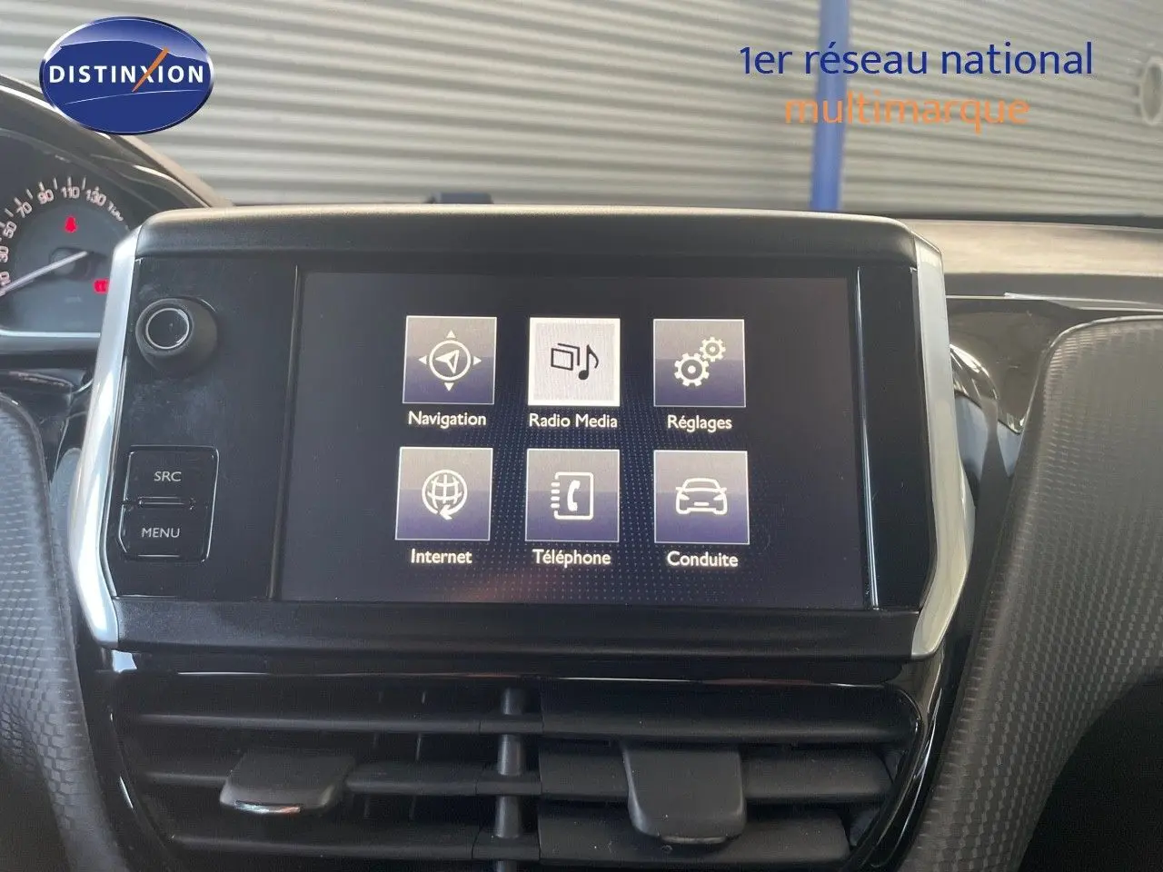 Écran tactile central affichant les options de navigation, radio et téléphone dans un Peugeot 2008 2019, vue intérieure frontale.