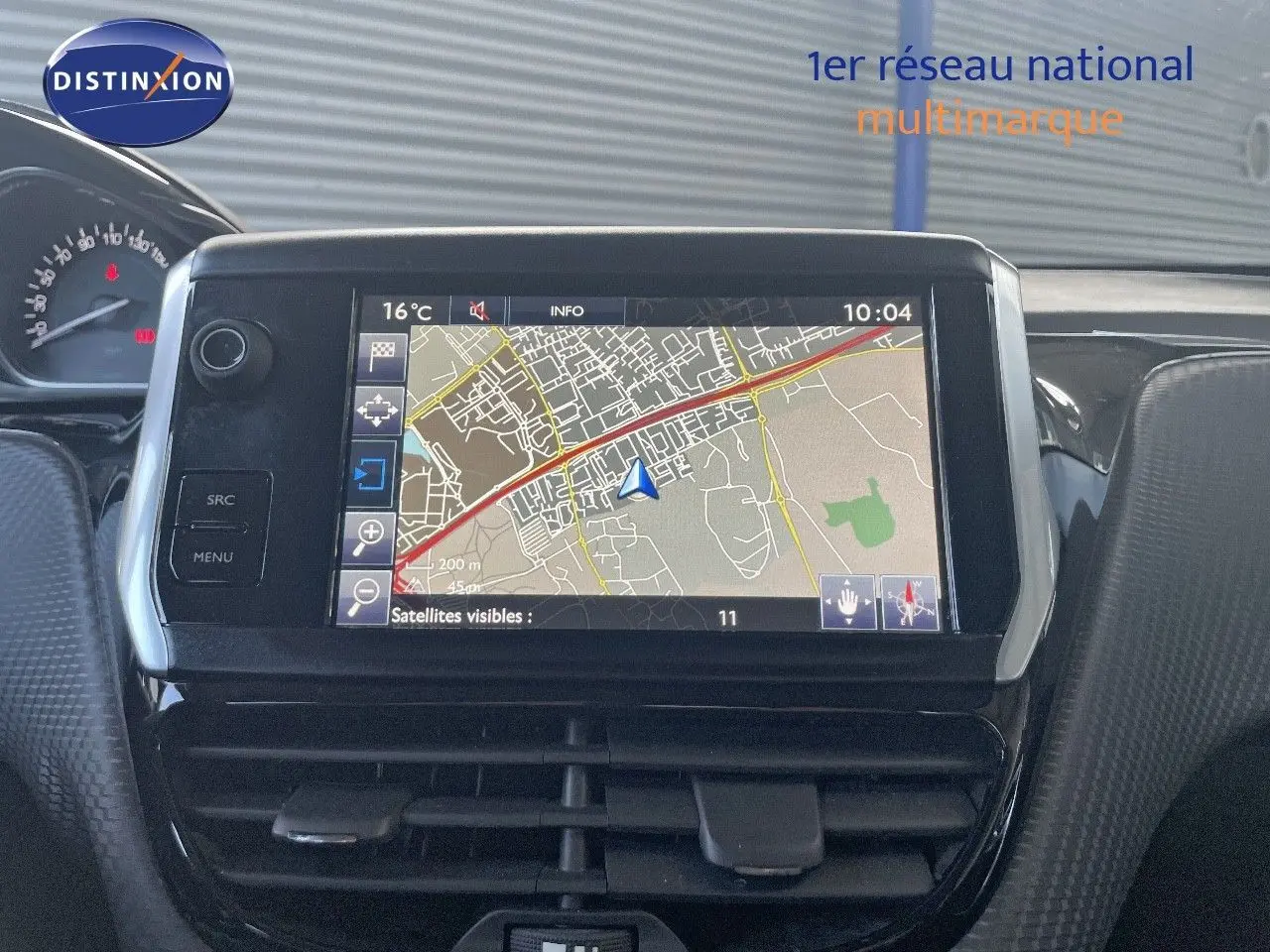 Écran tactile central avec navigation GPS affichée dans l'habitacle d'une Peugeot 2008 gris platinium de 2019.