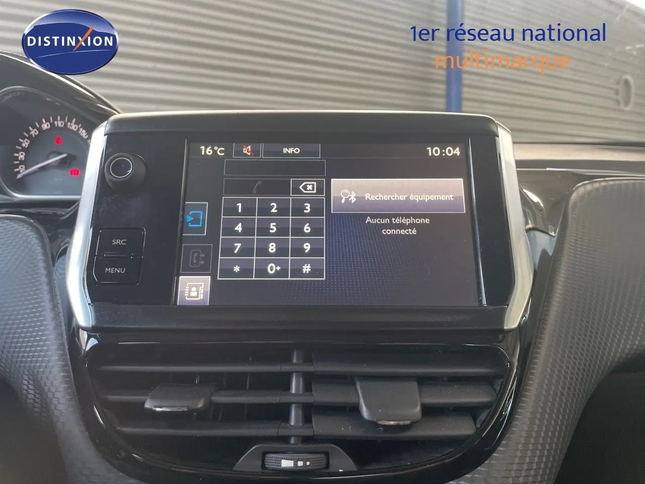 Écran tactile central du tableau de bord du Peugeot 2008 gris platinium, affichant le menu de connexion téléphone.