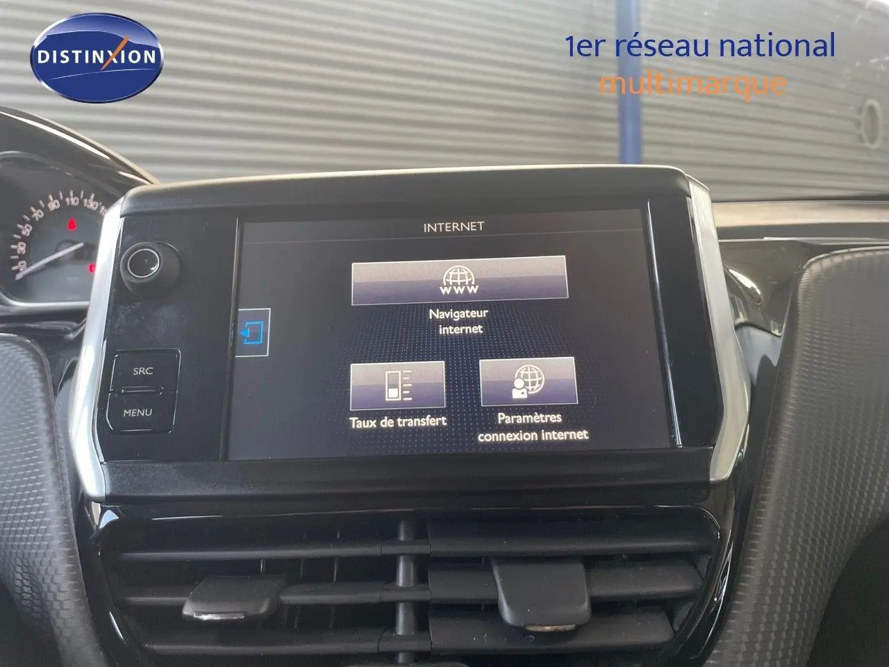 Écran tactile central du tableau de bord du Peugeot 2008 gris platinium, affichant les options de navigation internet.