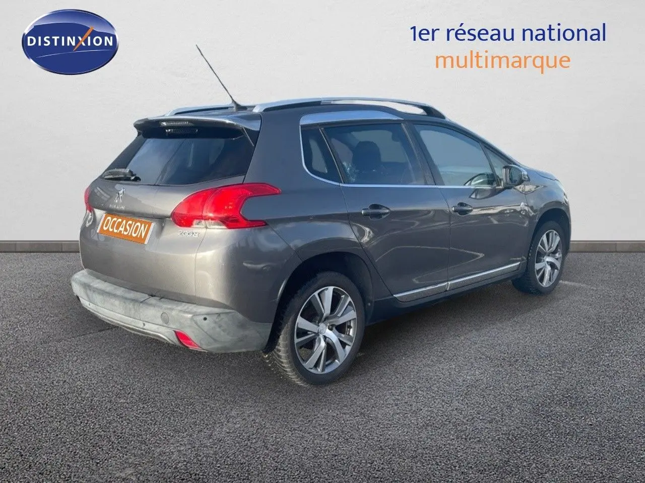 Vue 3/4 arrière droite d'un Peugeot 2008 gris platinium métallisé avec jantes alliage et toit noir contrasté.