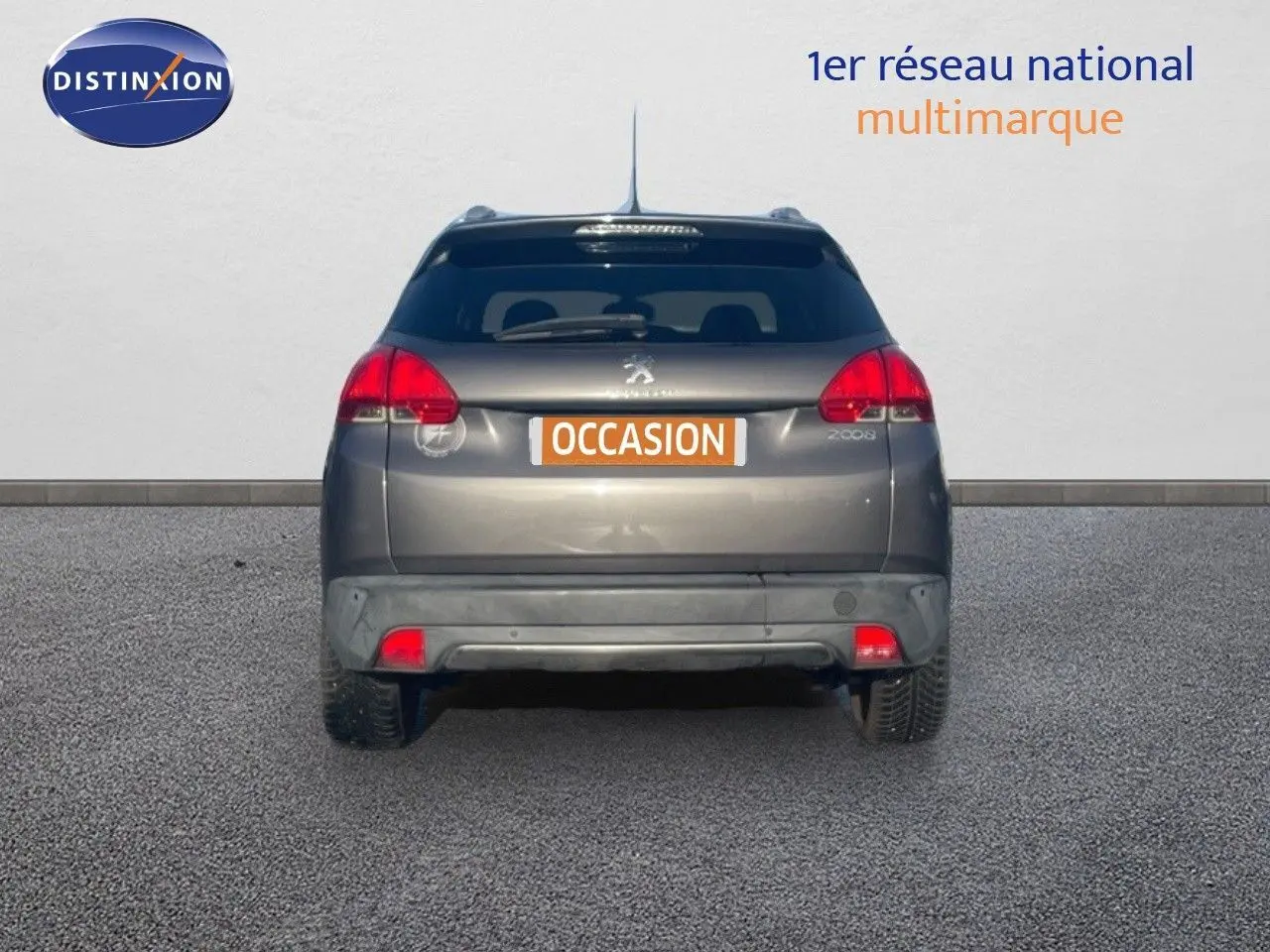Vue arrière d'un Peugeot 2008 gris platinium métal de 2019 avec feux rouges et plaque "OCCASION" visible.