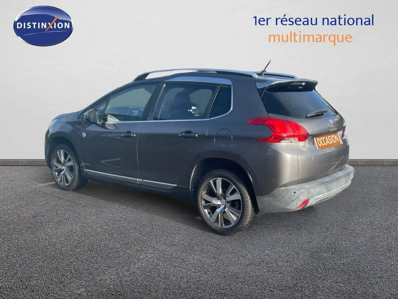 Peugeot 2008 gris platinium métal vue 3/4 arrière droit, avec jantes alliage et toit noir contrasté.
