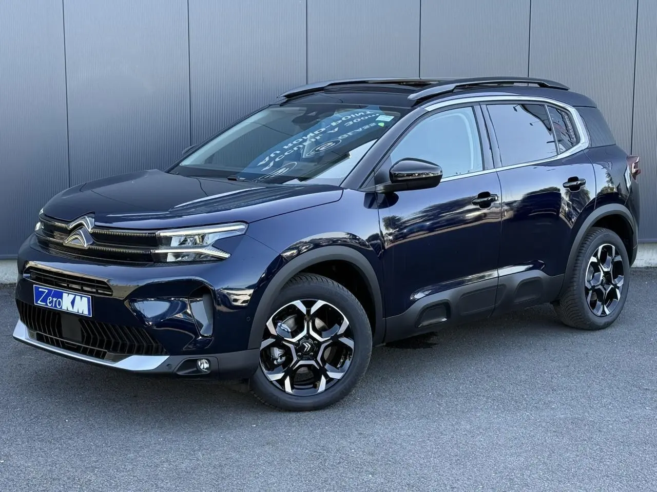 Citroën C5 Aircross Bleu Eclipse vue 3/4 avant droit avec jantes diamantées et toit ouvrant panoramique.