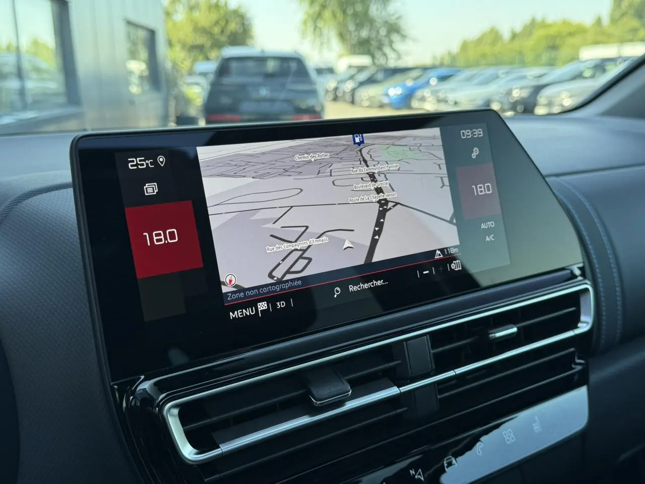Écran tactile GPS du tableau de bord du Citroën C5 Aircross 2025 avec finition Urban Black Alcantara.