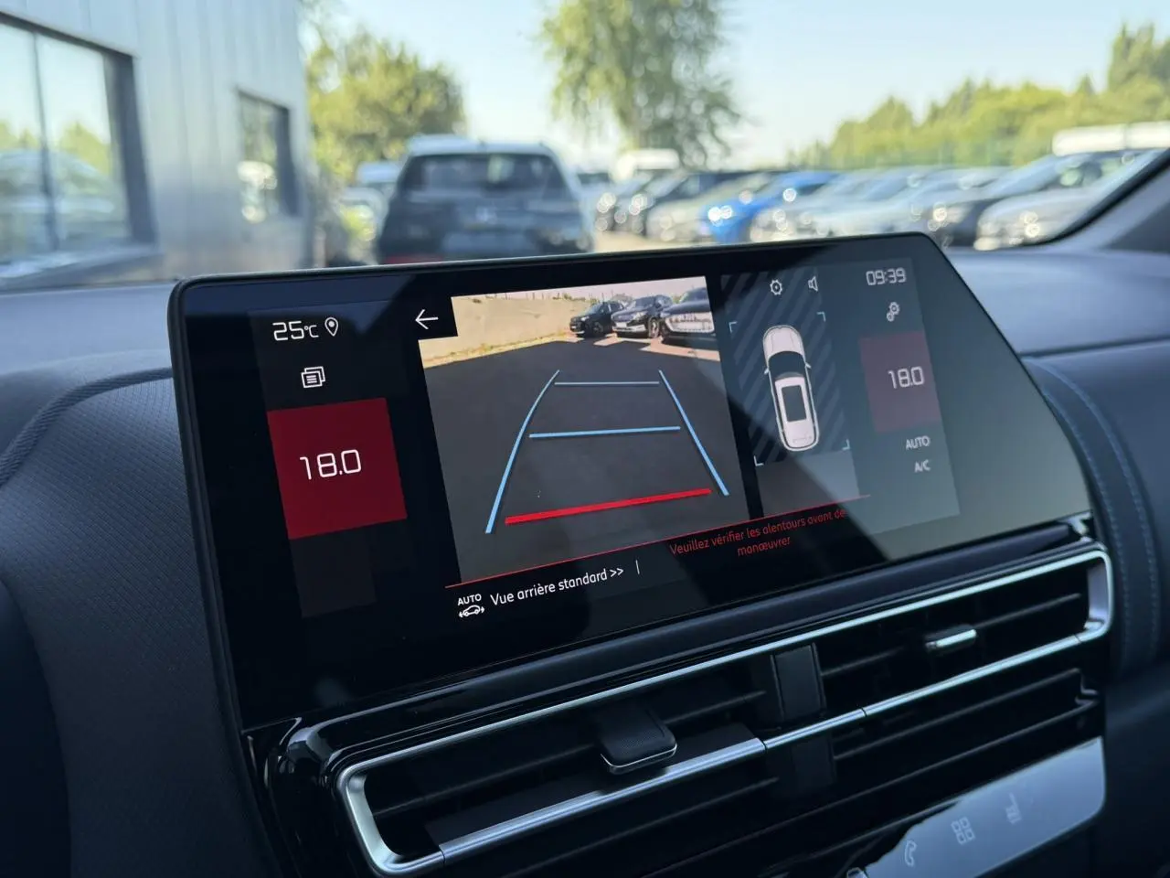 Écran tactile du tableau de bord du Citroën C5 Aircross 2025 affichant la caméra de recul et la température intérieure.
