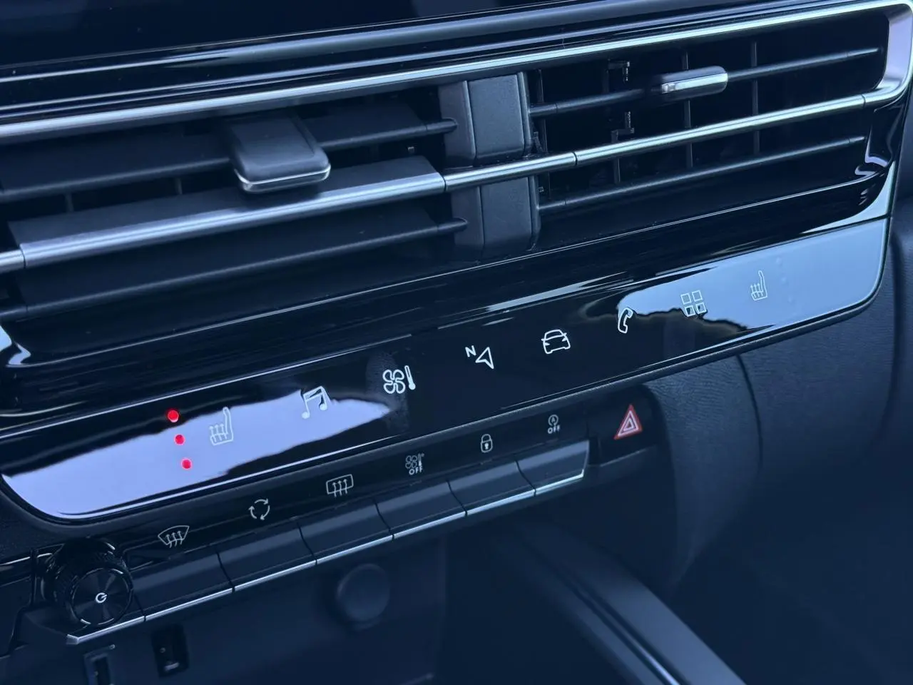 Détail de la console centrale noire brillante du Citroën C5 Aircross Bleu Eclipse avec commandes tactiles et aérateurs.