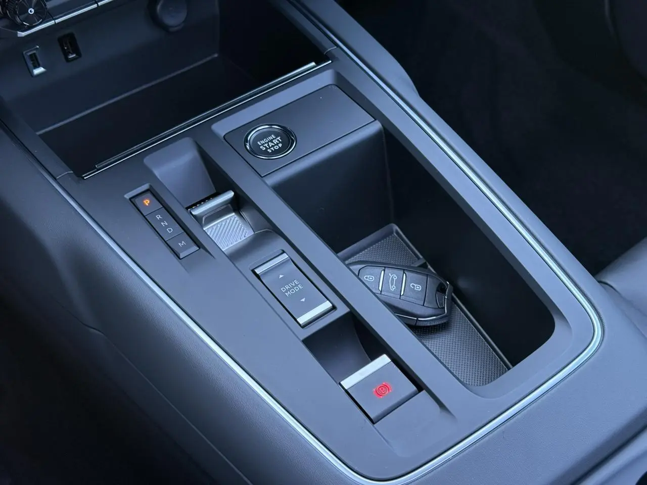 Gros plan sur la console centrale noire du Citroën C5 Aircross 2025 avec bouton start, levier auto et clé posée.