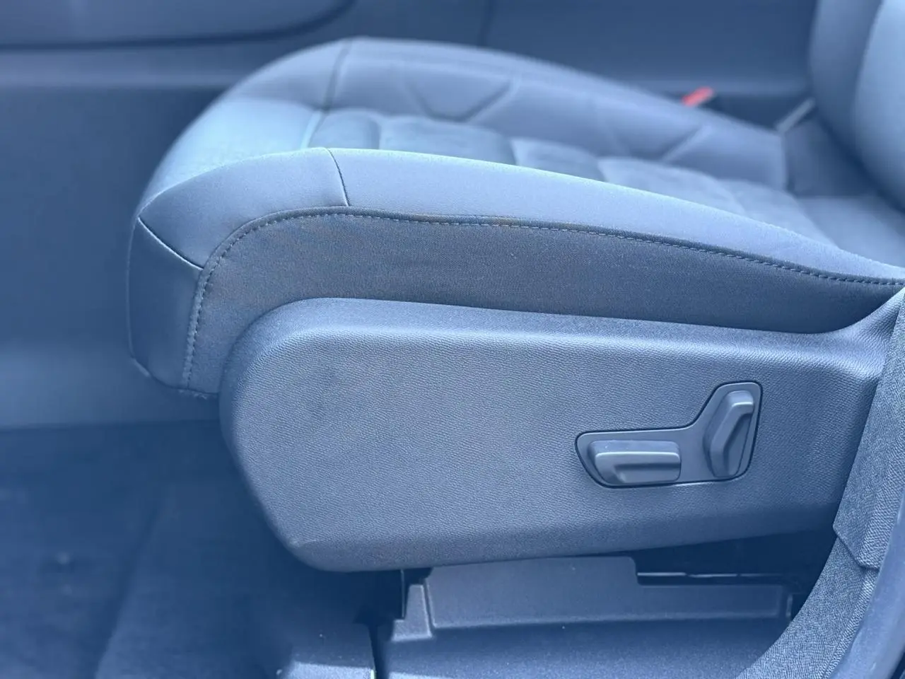 Gros plan sur le siège conducteur Alcantara noir avec commandes électriques du Citroën C5 Aircross 2025.