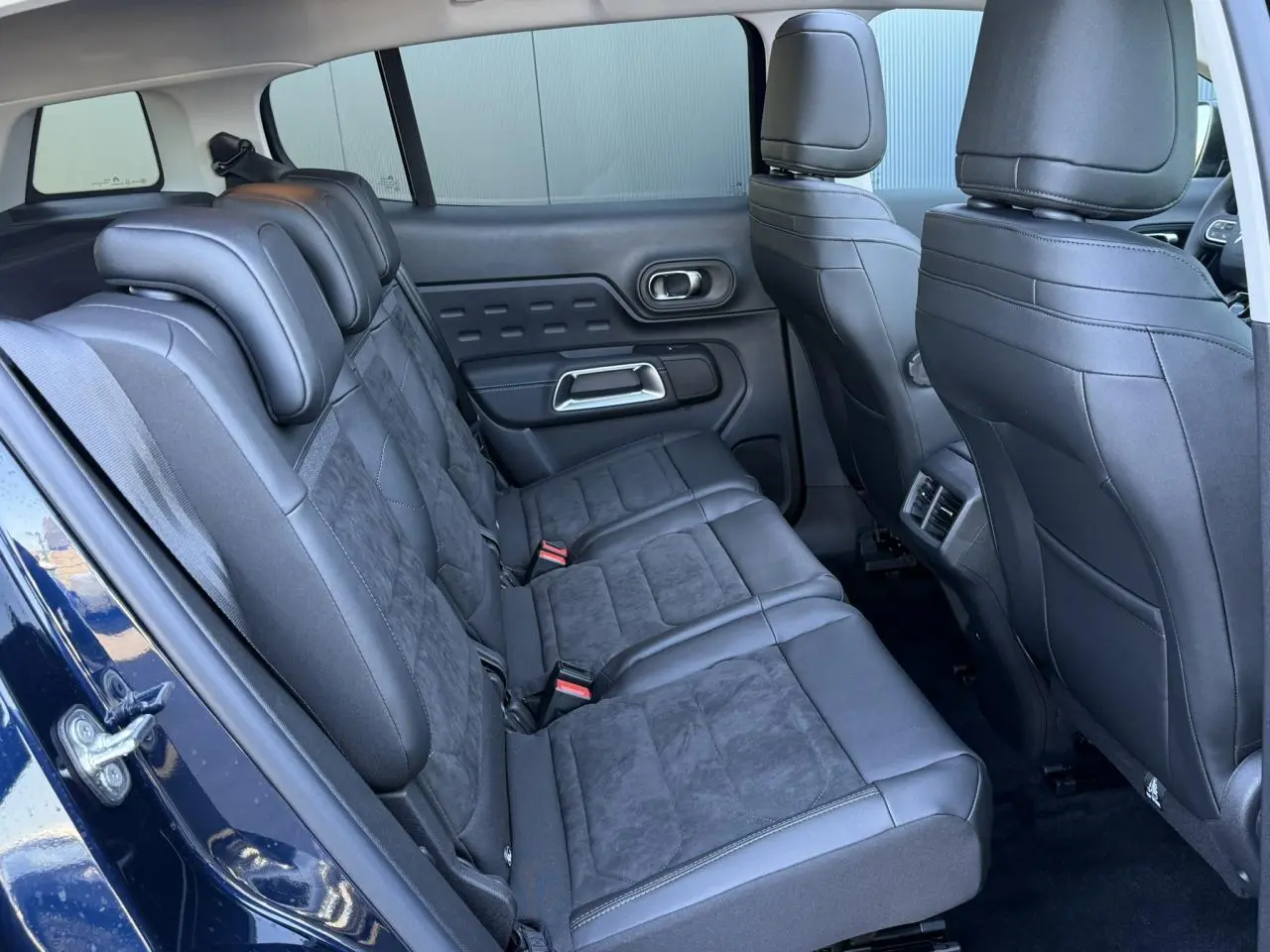 Vue intérieure arrière du Citroën C5 Aircross Bleu Eclipse montrant les sièges arrière en Alcantara noir et tissu effet cuir.