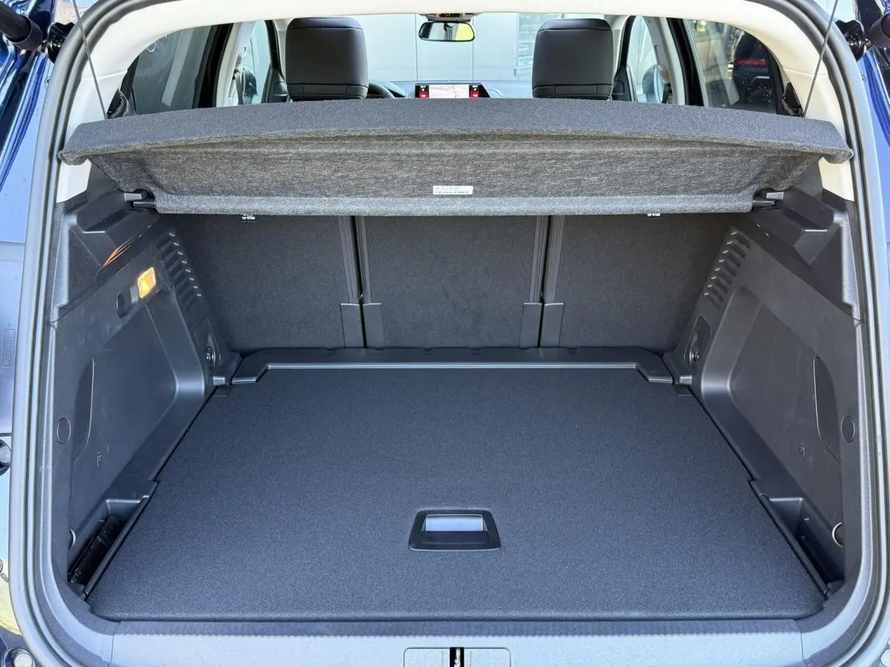 Coffre ouvert du Citroën C5 Aircross Bleu Eclipse, vue arrière montrant le hayon électrique et la plage arrière.