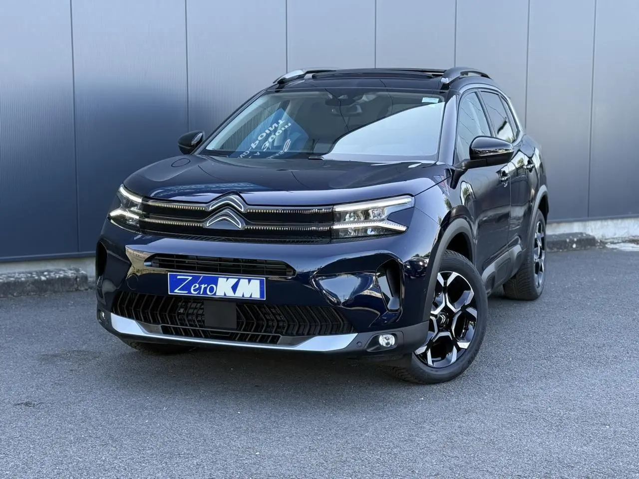 Citroën C5 Aircross Bleu Eclipse en 3/4 avant droit avec toit ouvrant panoramique et jantes bi-ton.