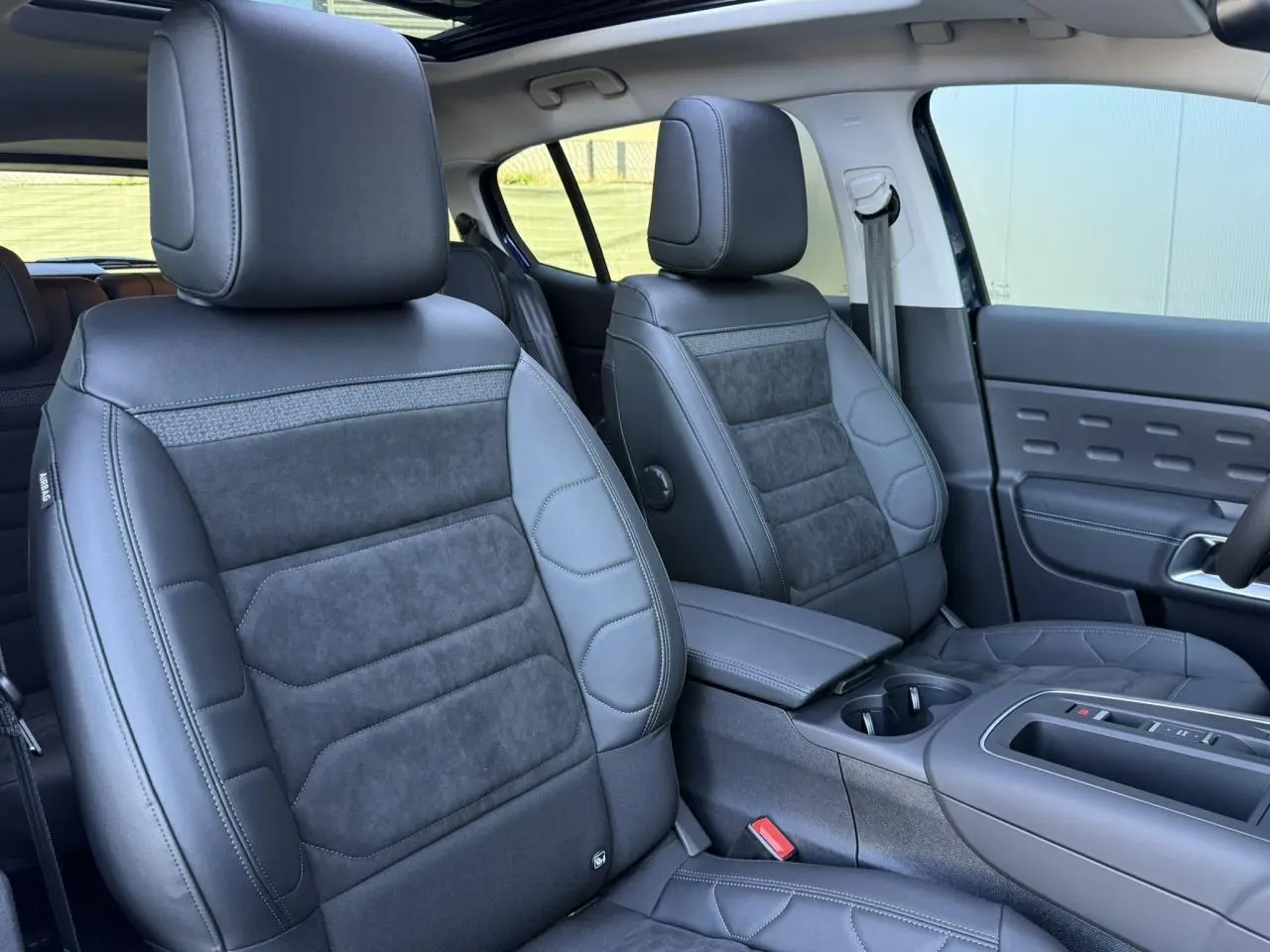 Intérieur de Citroën C5 Aircross 2025, sièges avant Urban Black en Alcantara noir et cuir, vue côté droit depuis l'arrière