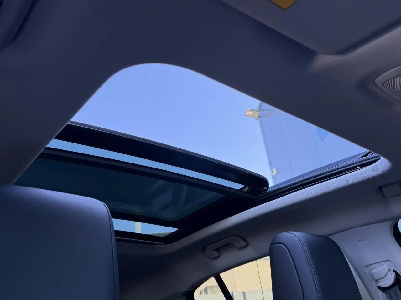 Vue intérieure du toit ouvrant panoramique vitré du Citroën C5 Aircross 2025 avec sièges noirs en Alcantara.