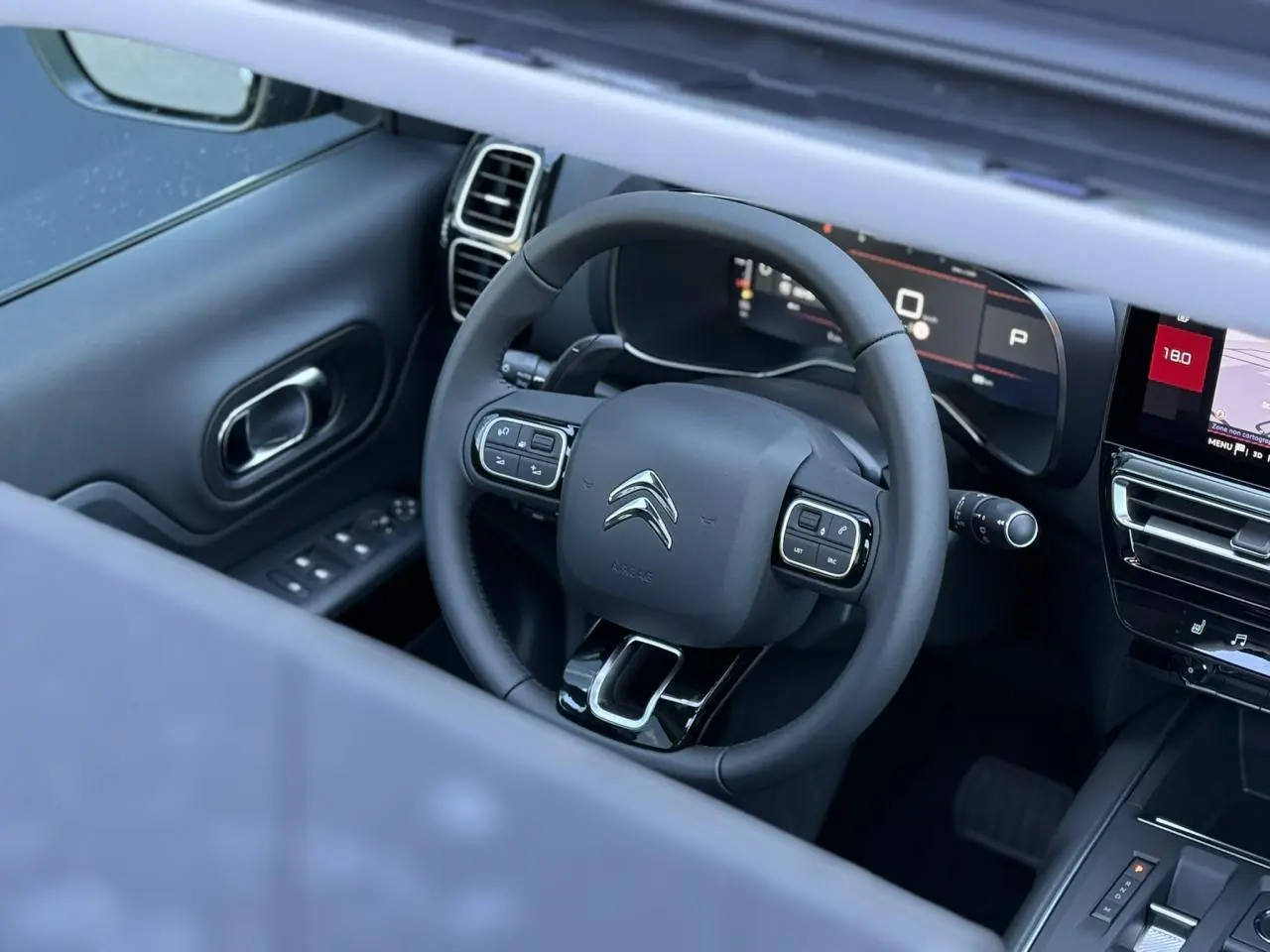 Vue intérieure du volant et tableau de bord numérique du Citroën C5 Aircross 2025, finition Urban Black.