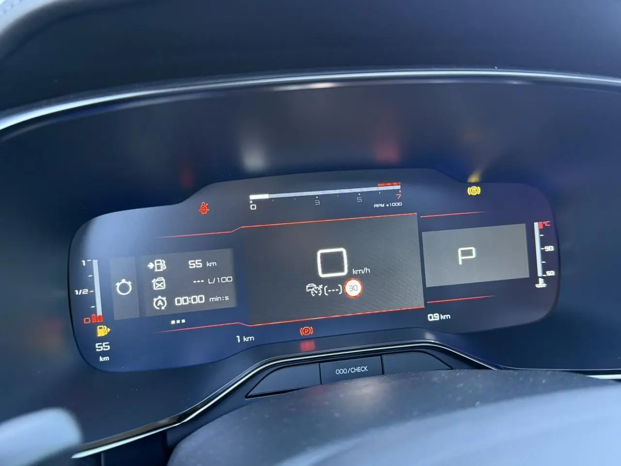 Affichage numérique du tableau de bord du Citroën C5 Aircross 2025 montrant la vitesse, la consommation et la température moteur.