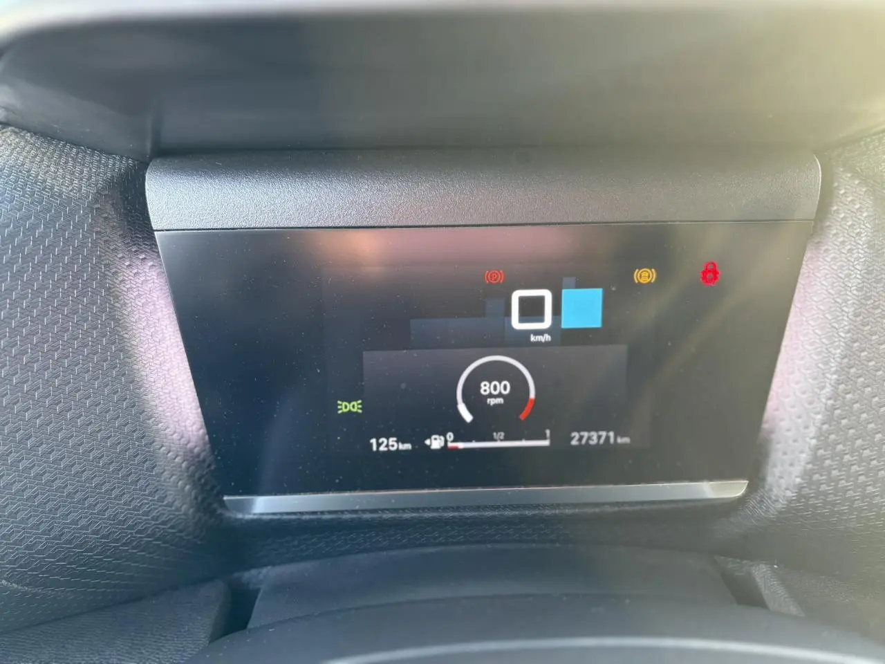 Affichage tête haute numérique du tableau de bord de la Citroën C4 gris Platinium, montrant vitesse et compte-tours.